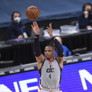  八村塁关键补篮，奇才险胜马刺  